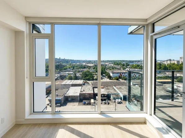 1471 Hunter St #1304, North Vancouver, BC V7J 1H3