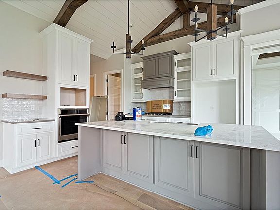 4th image of 2221 NW Killarney Ln