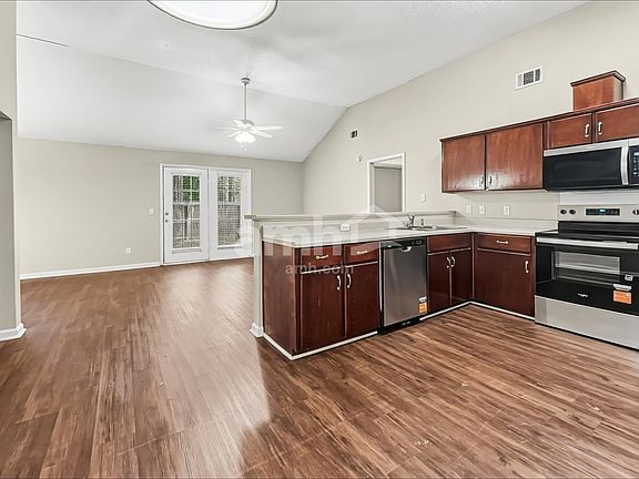 4th image of 117 W Tisbury Ln