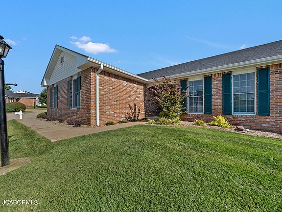 2nd image of 4012 Cambridge Cir