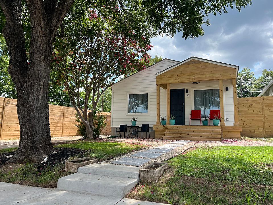 Front patio & mature landscaping