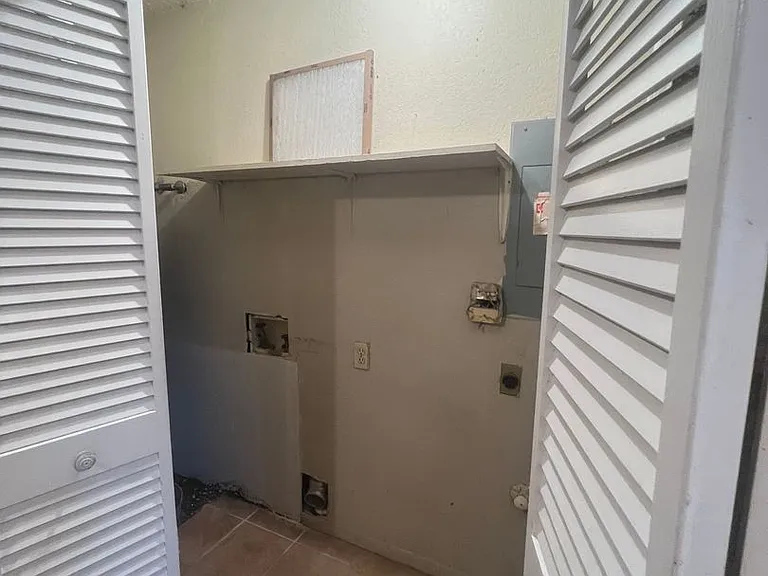 2221 Windsor Ave — Photo 8