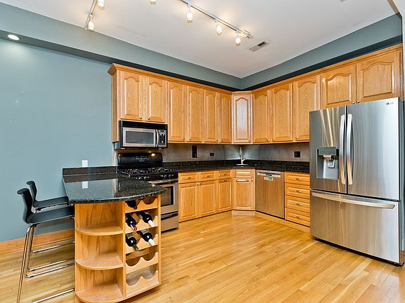 4th image of 842 W Adams St Floor 3