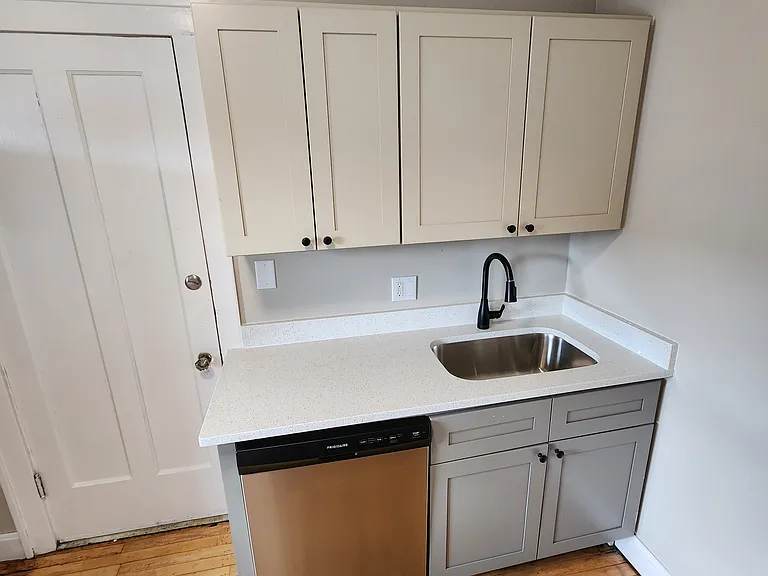 428 W Franklin Ave #430 — Photo 3