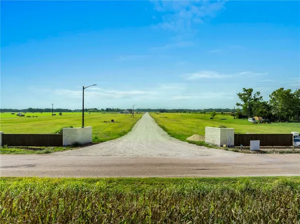 8 Court Side Dr, Snook, TX 77878