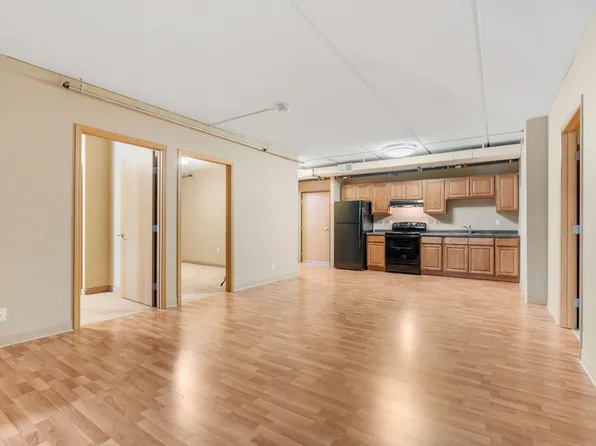 E Street Flats - Student Housing, 1195 W County Rd E #116, Saint Paul, MN 55112