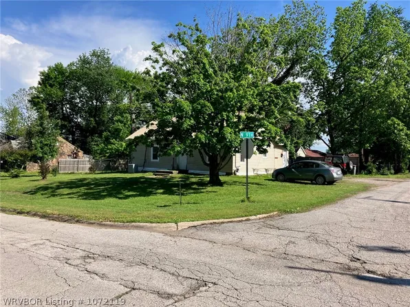 811 W School St, Ozark, AR 72949