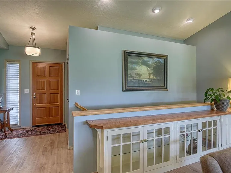 311 S Calvin Ln — Photo 2