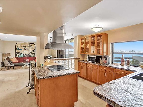 4th image of 555 NE 30th St APT 901