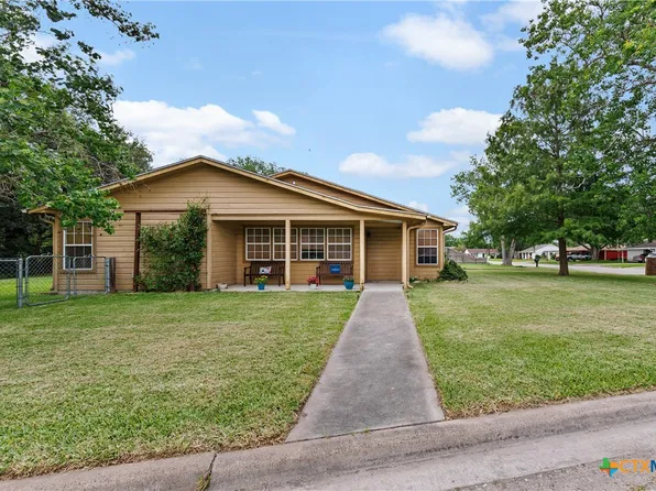 209 Sunset Dr, Edna, TX 77957