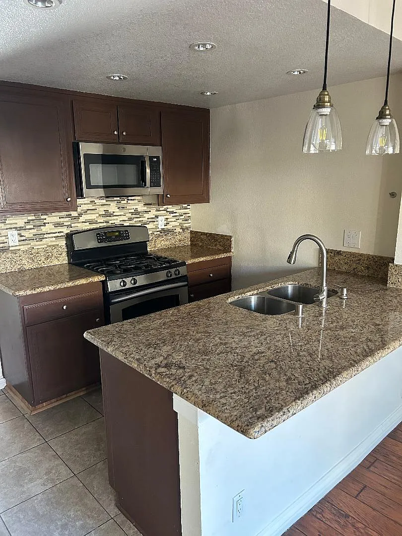 3 bed, 2.5 bath, 1467 sqft, $3,500 — Photo 2