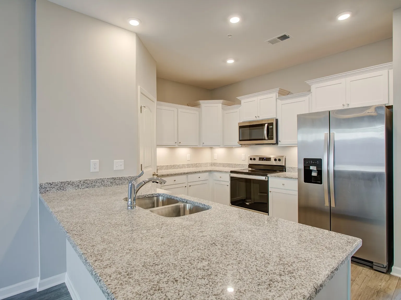 3 bed, 2.5 bath, 1680 sqft, $2,350 — Photo 3