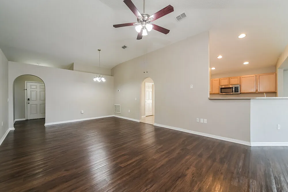 4 bed, 2.0 bath, 1874 sqft, $2,465 — Photo 4