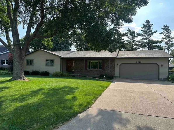 2922 Lakepark Ln, Hastings, NE 68901