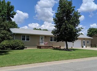 1104 Trinity Dr, Newton, KS 67114