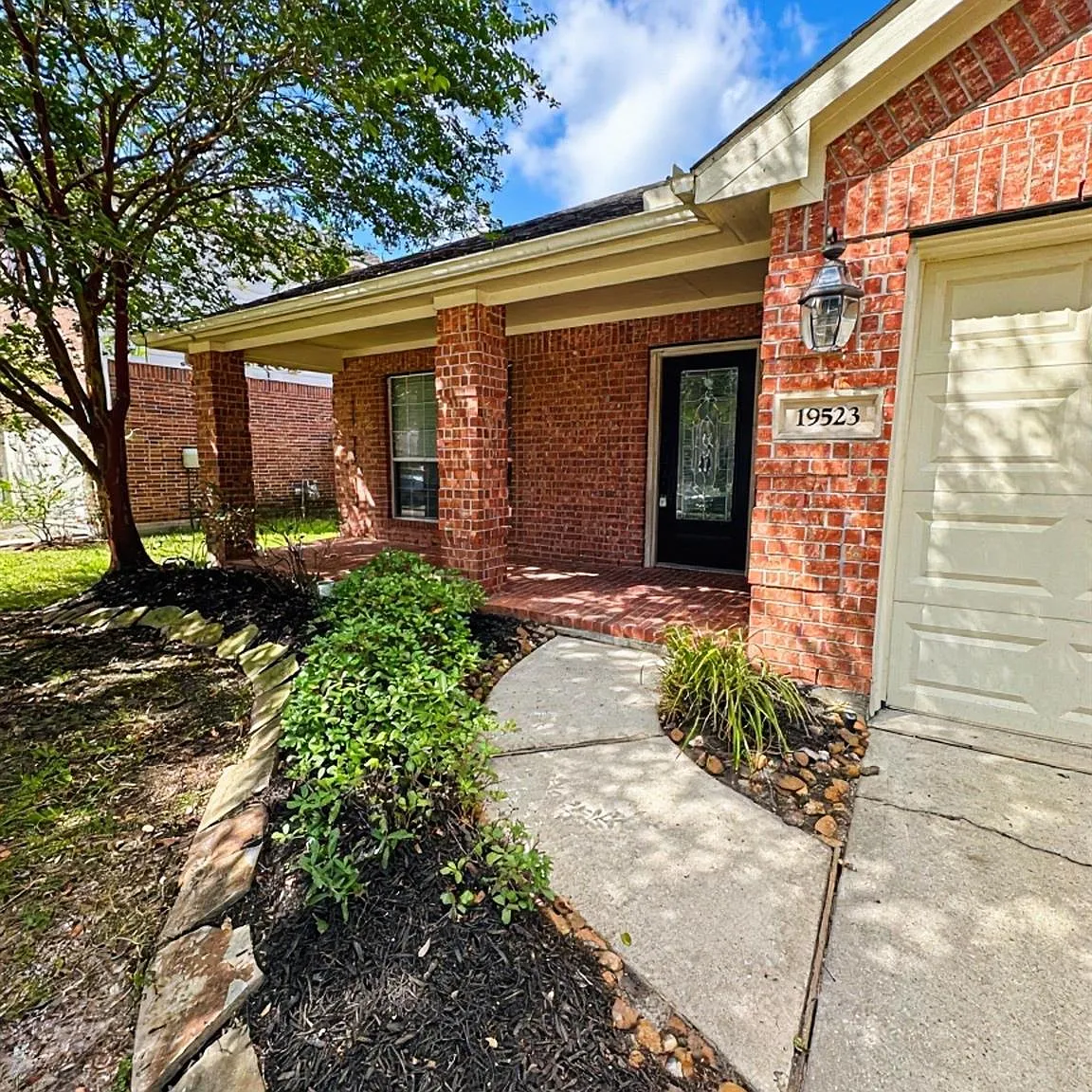 3 bed, 2.0 bath, 1880 sqft, $1,975 — Photo 2