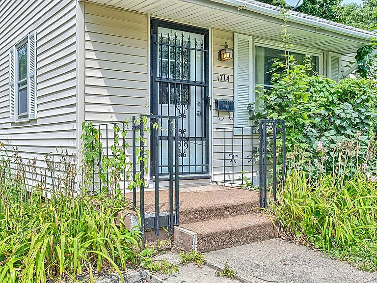 1714 W Clark St — Photo 2