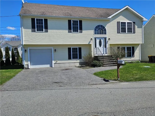 8 Carol Ct, Fall River, MA 02721