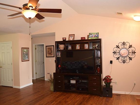 5th image of 128 Cedar Glen Dr