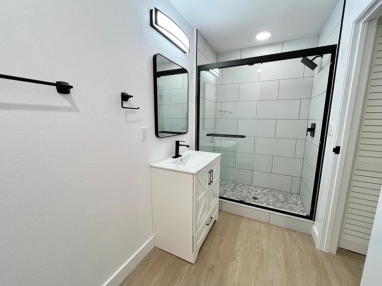 747 Gayley Ave — Photo 13
