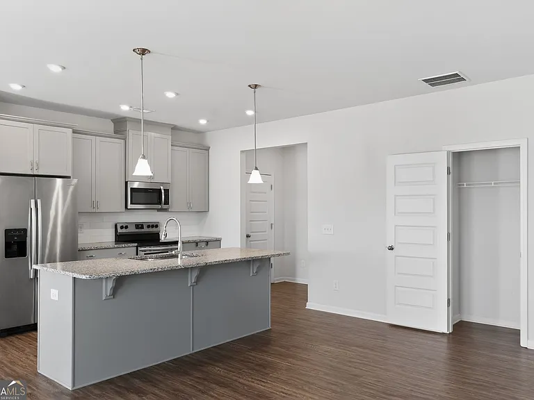 185 Madison Bnd — Photo 5