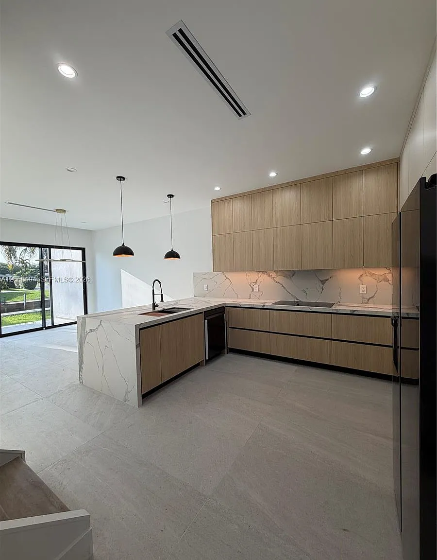 4 bed, 2.5 bath, 2000 sqft, $5,500 — Photo 4