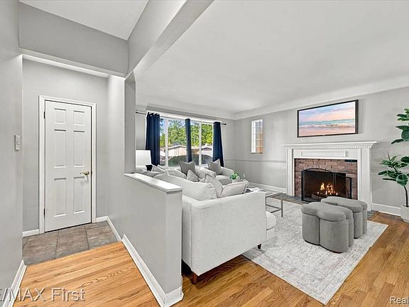 4th image of 30640 Lorraine Ave