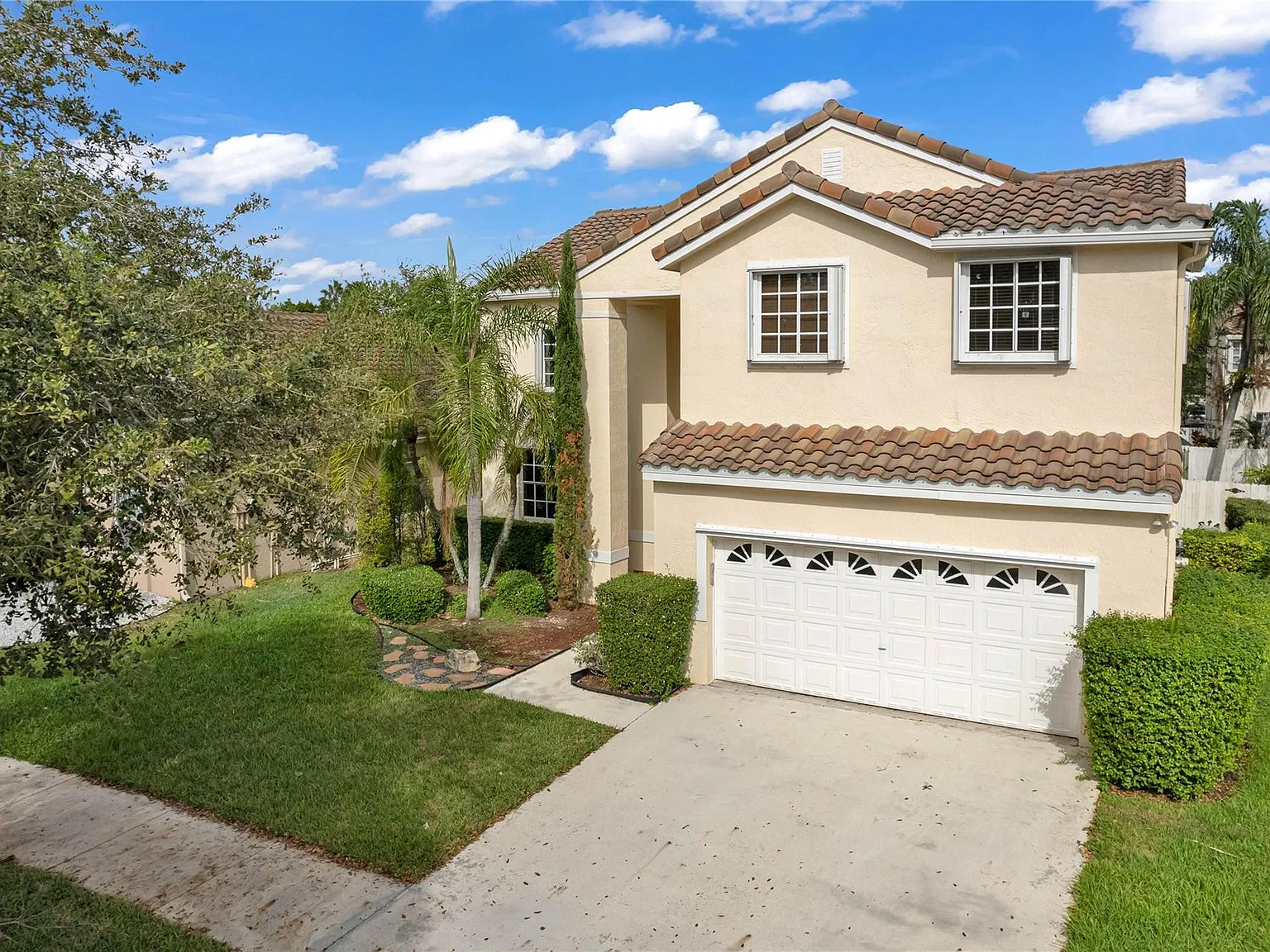 4 bed, 2.5 bath, 2730 sqft, $6,200 — Photo 2