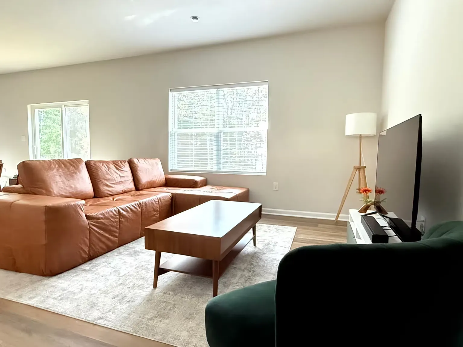 4 bed, 2.5 bath, 1906 sqft, $2,500 — Photo 2