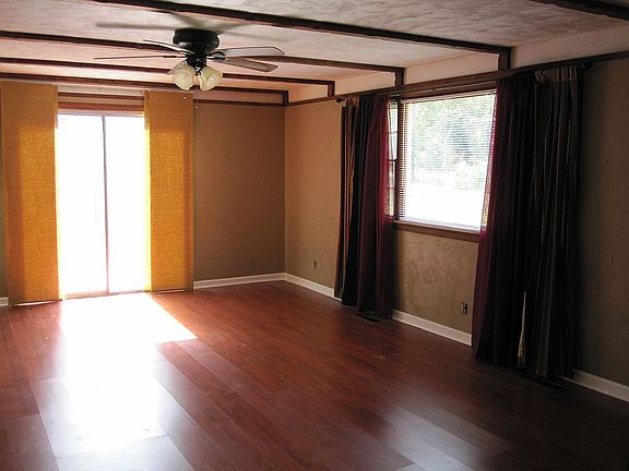 Living Room w/laminate floor