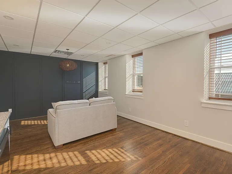 102 W Market St #B — Photo 12