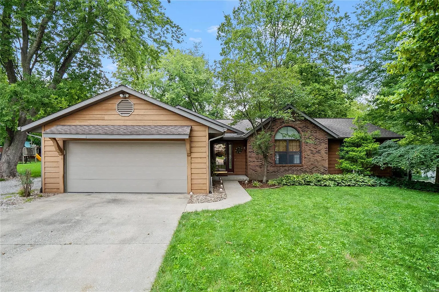 408 Crestwood Dr photo 1