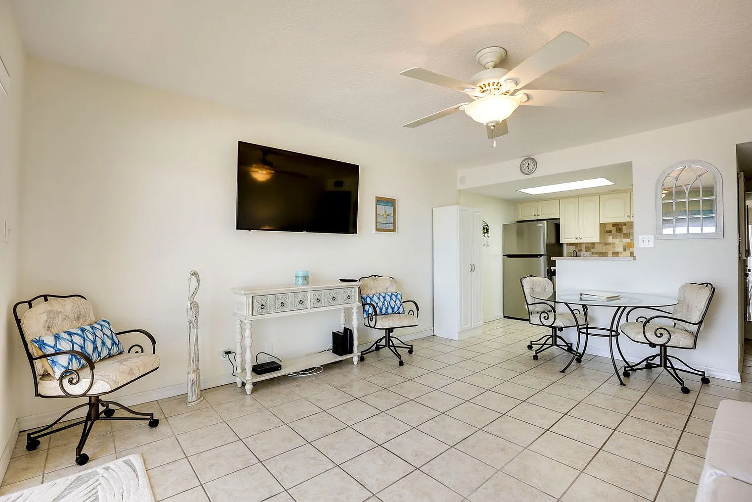 2 bed, 2.0 bath, 914 sqft, $2,483 — Photo 4