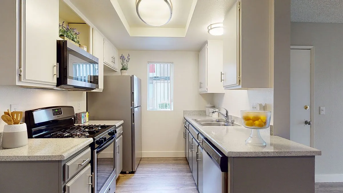 Hillside Village Apartments — Photo 4