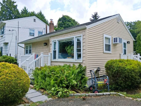 39 Nimitz St, Huntington, NY 11743