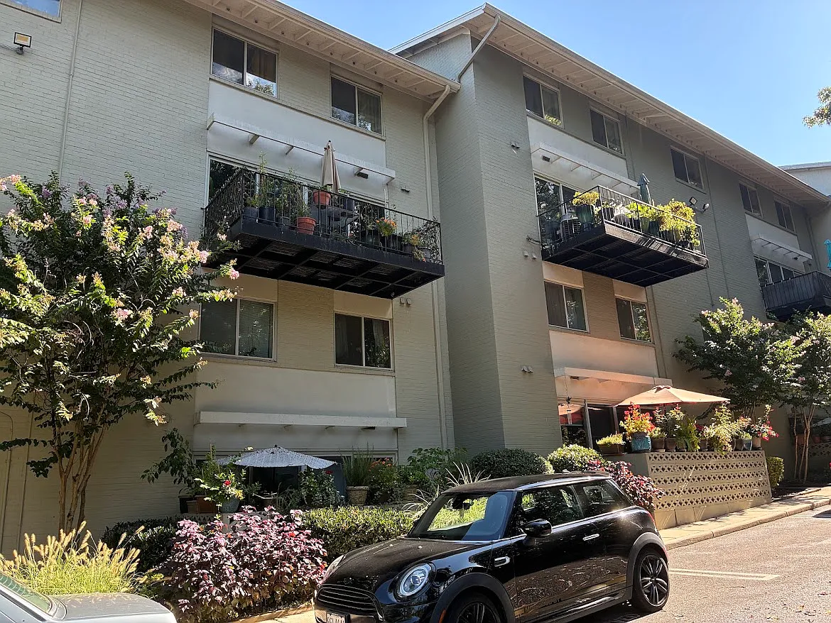 2 bed, 1.5 bath, 1081 sqft, $2,000 — Photo 2