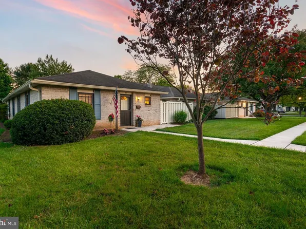 43 Valleybrook Dr, Lancaster, PA 17601