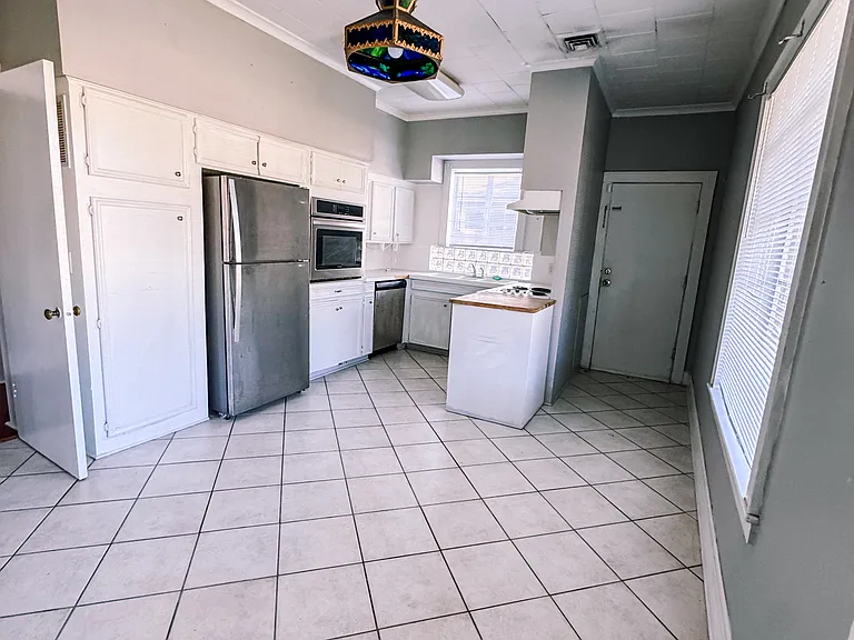 906 Julia St — Photo 2