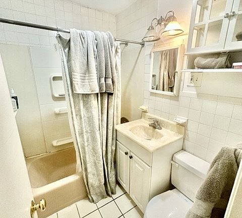 4th image of 19 Margaret St APT 2