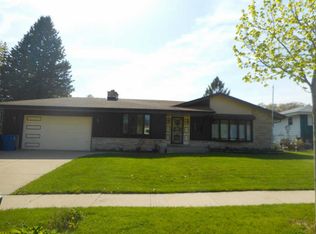 7505 S Highfield Ct, Oak Creek, WI 53154