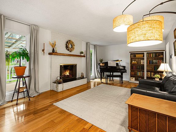 5th image of 1420 N Majesty Ct