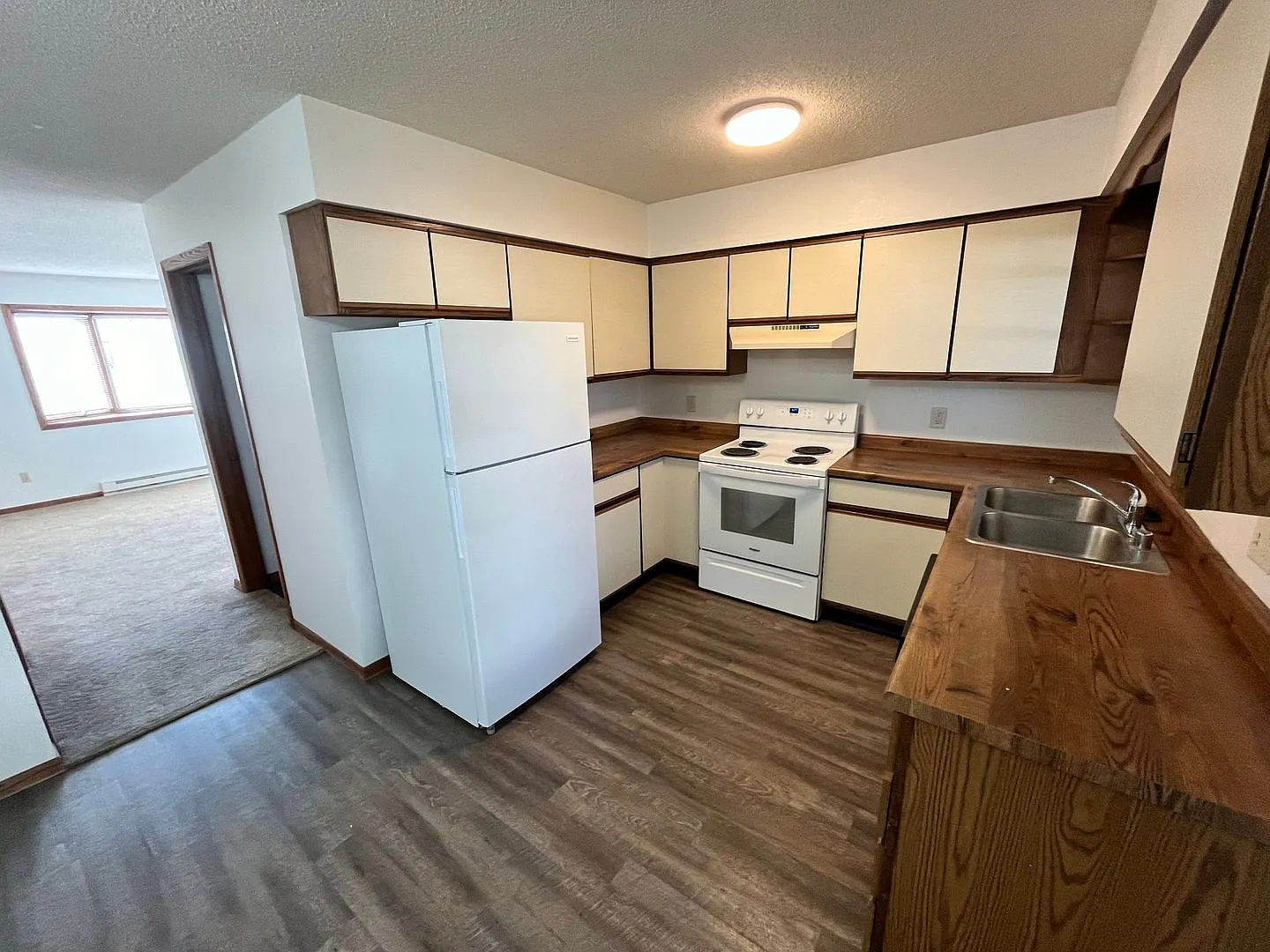 Great Location - 2 Bdrm , 1.5 Baths - Available 9/1 — Photo 4