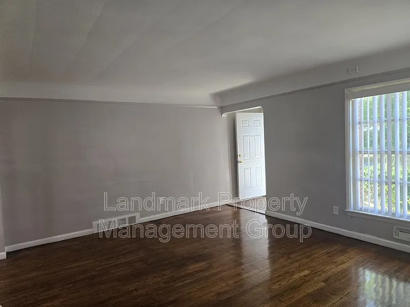 3 bed, 2.5 bath, 887 sqft, $1,200 — Photo 3