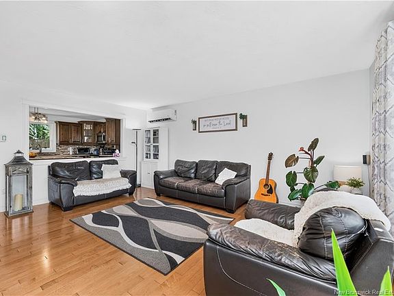 4th image of 81 Queensway Dr