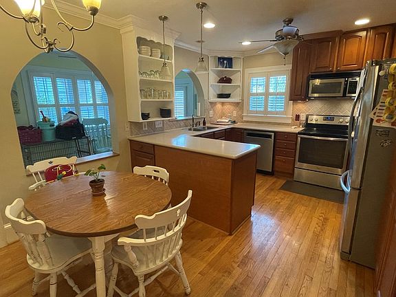 3rd image of 807 College Dr
