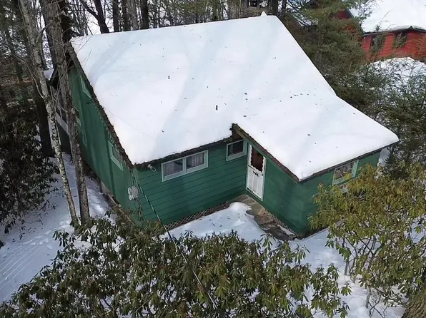 423 Sunset Forest Dr, Hawley, PA 18428