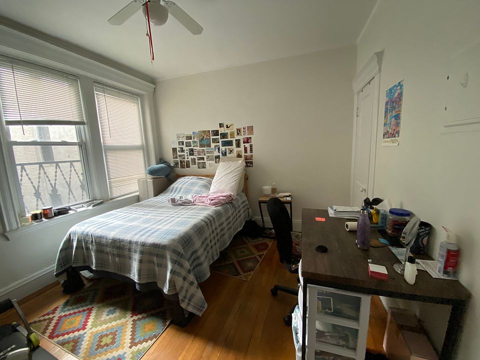 separate bedroom fits queen, large closet, good lighting, quiet
