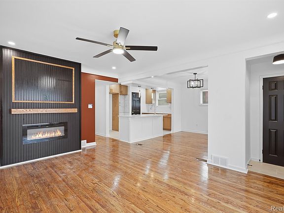 3rd image of 14736 Mansfield St