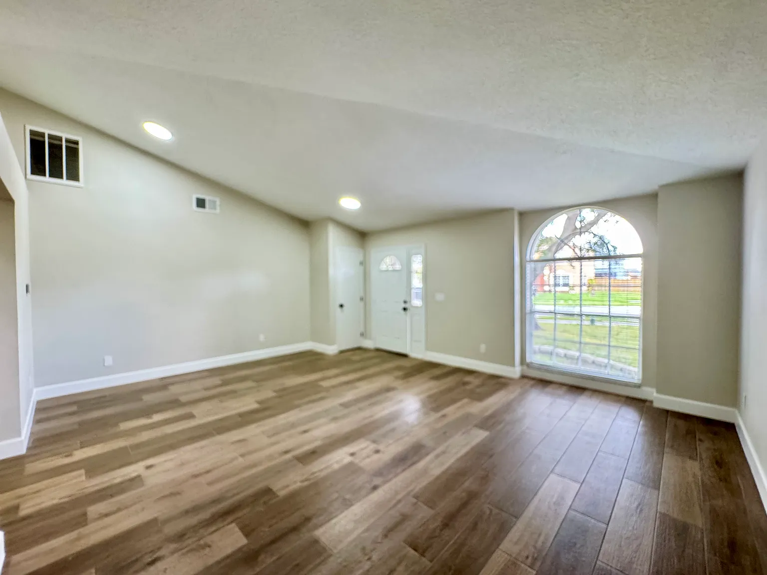 3 bed, 1457 sqft, $2,495 — Photo 3
