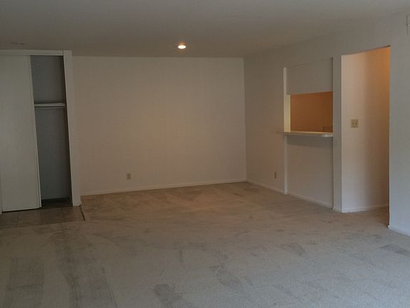 3rd image of 725 Wiggens Ferry Dr APT A